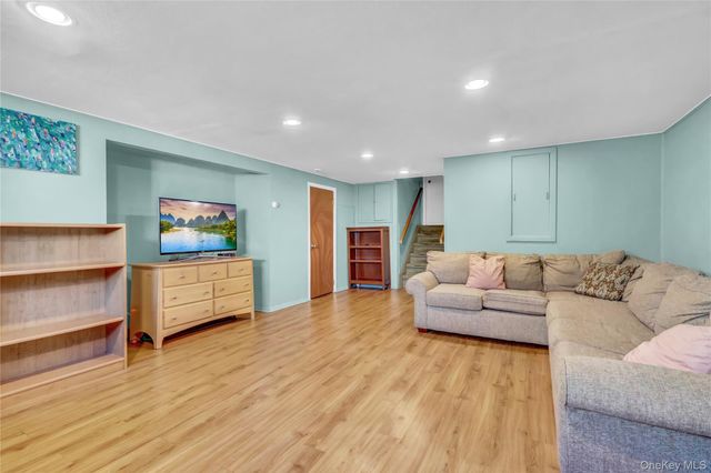 10 Dale Court, Massapequa, NY 11758