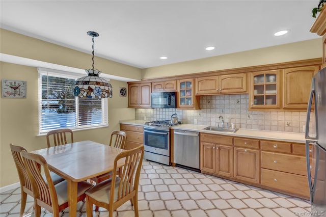 10 Dale Court, Massapequa, NY 11758