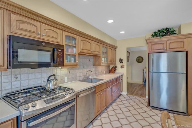10 Dale Court, Massapequa, NY 11758