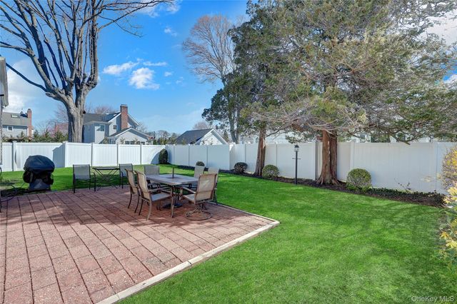 10 Dale Court, Massapequa, NY 11758