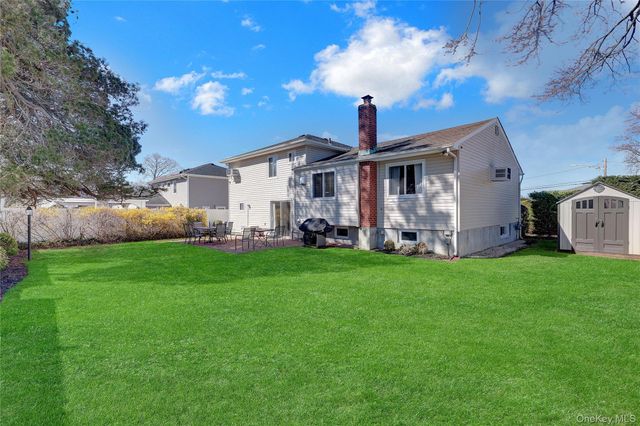 10 Dale Court, Massapequa, NY 11758