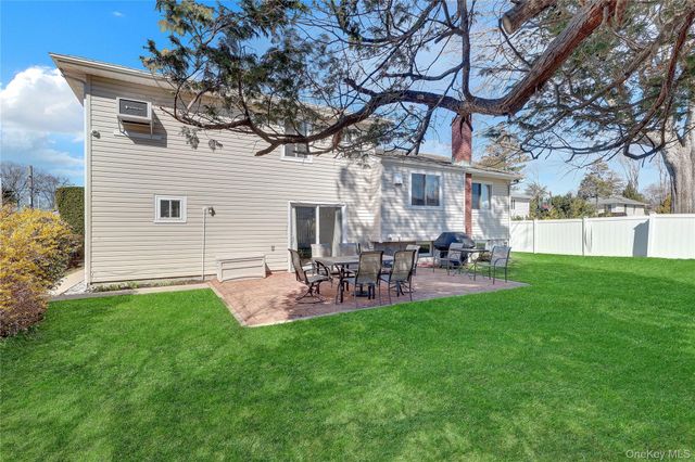10 Dale Court, Massapequa, NY 11758