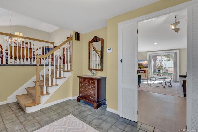 10 Dale Court, Massapequa, NY 11758