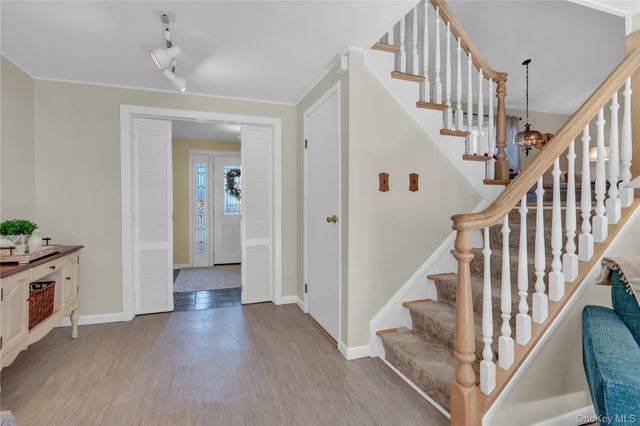 10 Dale Court, Massapequa, NY 11758