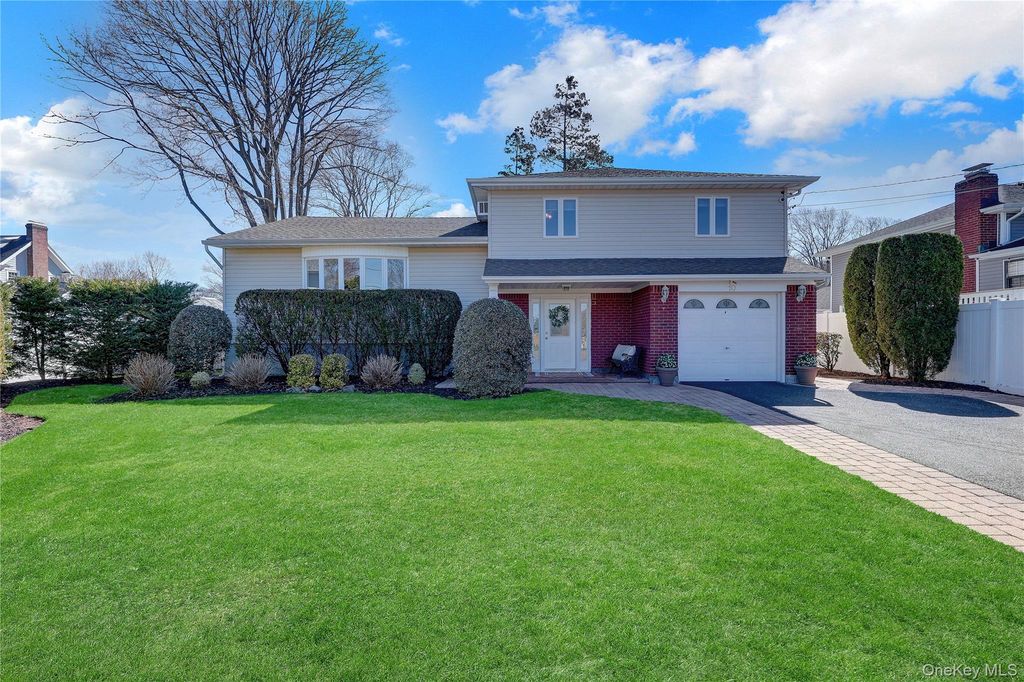 10 Dale Court, Massapequa, NY 11758