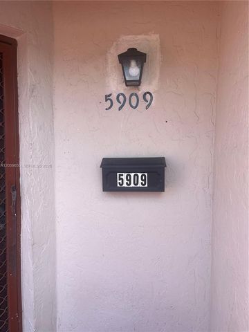 5909 SW 36th Ct 14, Davie, FL 33314