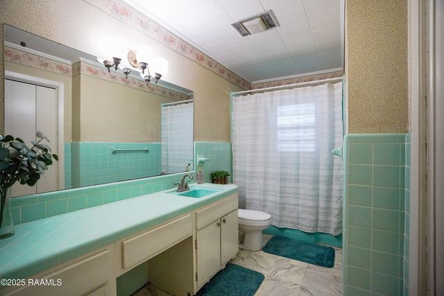 7516 Loreauville Road, New Iberia, LA 70563