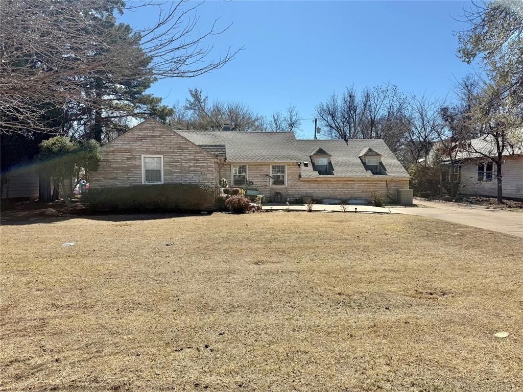 Image 1 of property listing at 714 E Cypress Street, Altus, OK 73521