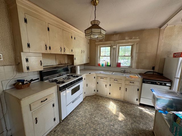 45 Robinswood Rd, Weymouth, MA 02190