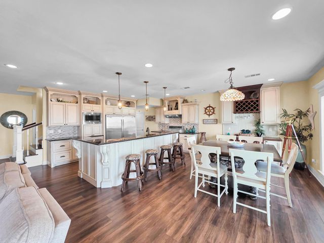 1967 Avenue J, Crystal Beach, TX 77650