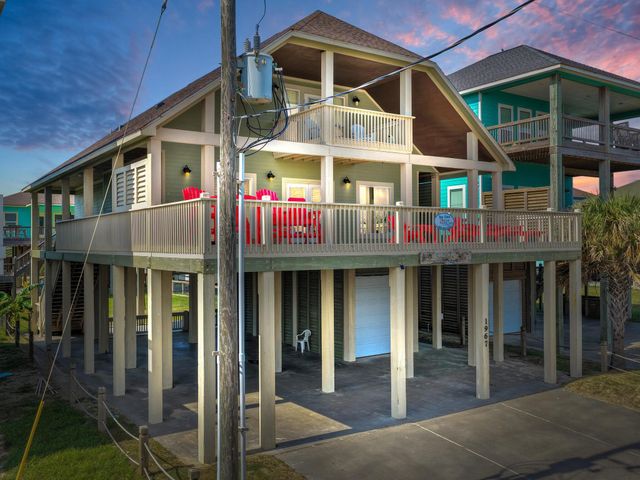 1967 Avenue J, Crystal Beach, TX 77650