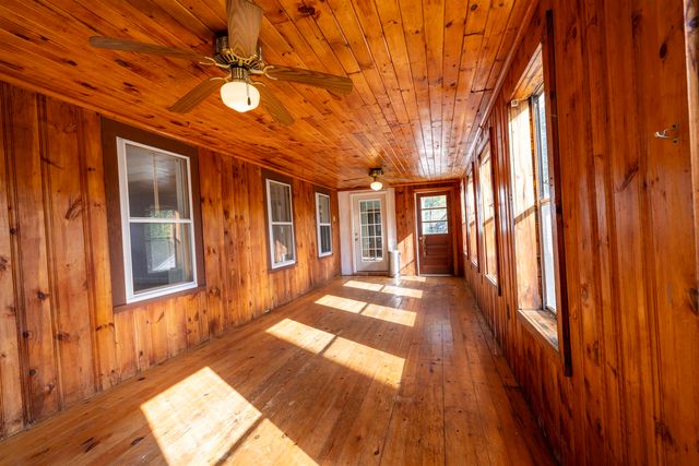 8 Old Manchester Road, Raymond, NH 03077