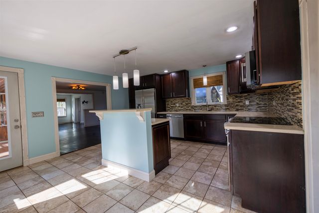 8 Old Manchester Road, Raymond, NH 03077