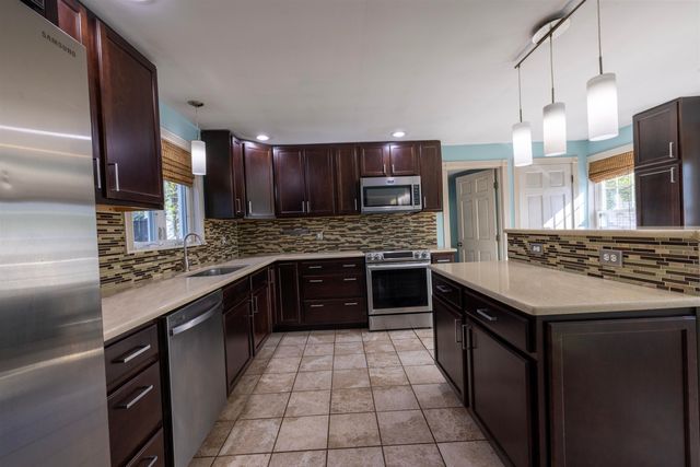 8 Old Manchester Road, Raymond, NH 03077
