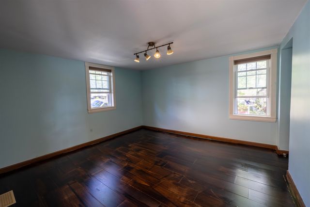 8 Old Manchester Road, Raymond, NH 03077