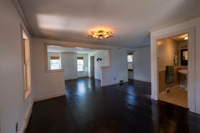 8 Old Manchester Road, Raymond, NH 03077