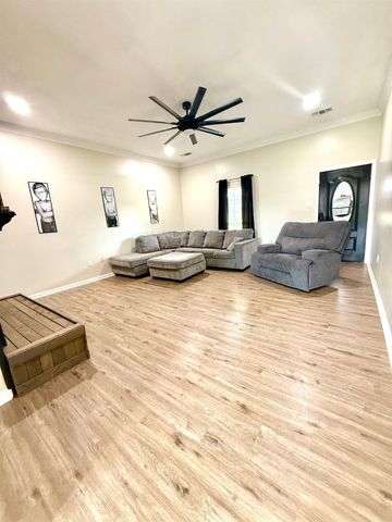 212 Aspen Dr, Houma, LA 70360