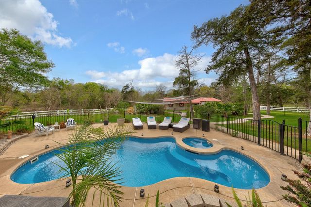 9520 El Chaco Drive, Baytown, TX 77521