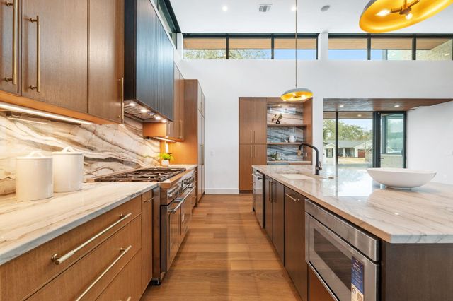 4216 Deepwoods DR, Austin, TX 78731