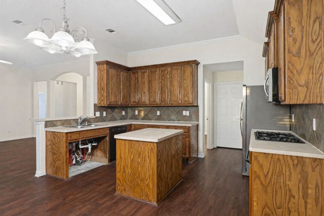 500 Hidden Meadow Court, Desoto, TX 75115