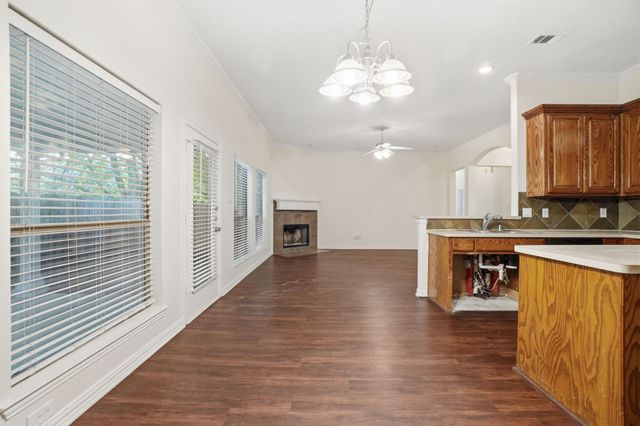 500 Hidden Meadow Court, Desoto, TX 75115