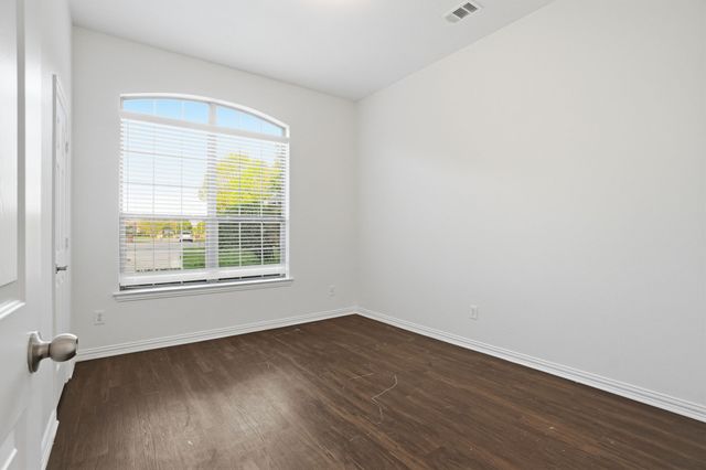 500 Hidden Meadow Court, Desoto, TX 75115