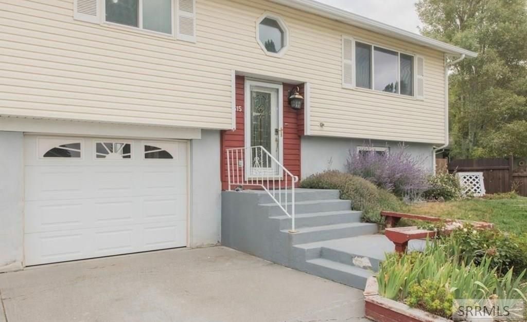 Image 3 of property listing at 1615 Parkwood Street, Idaho Falls, ID 83401