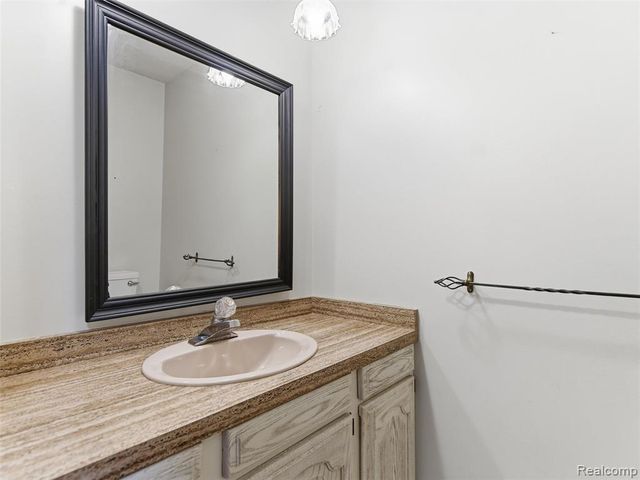 1135 Hickory Hill Drive, Rochester Hills, MI 48309