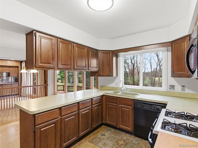 1135 Hickory Hill Drive, Rochester Hills, MI 48309