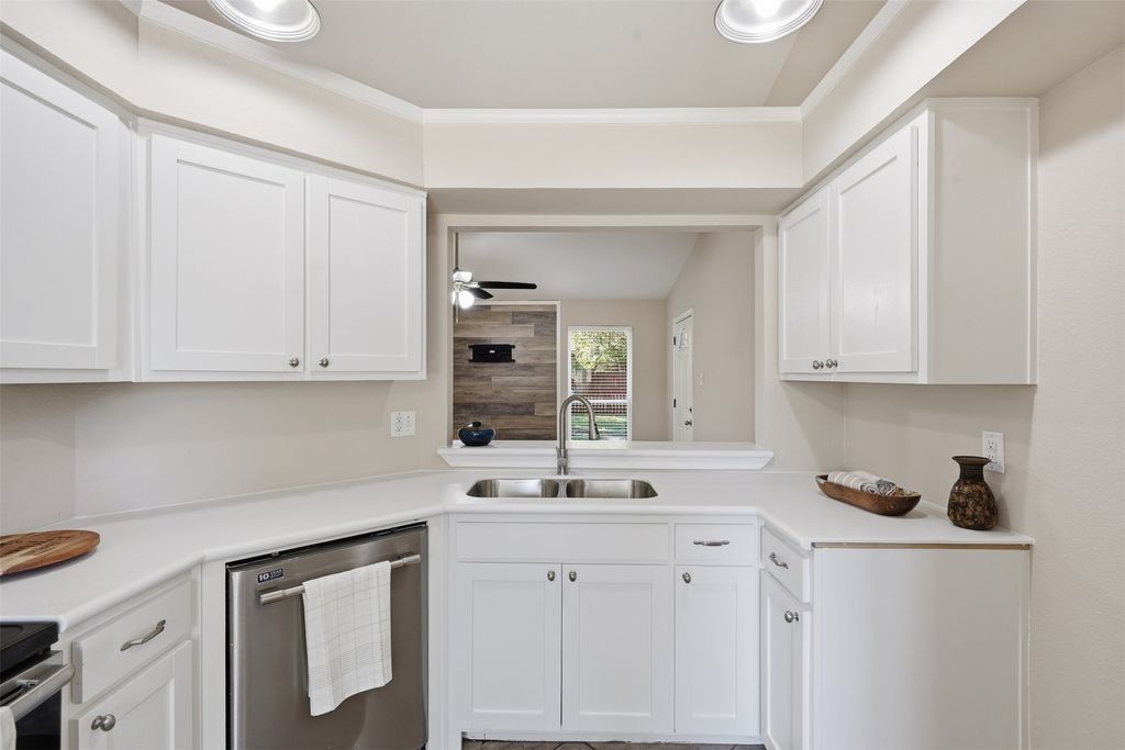 2606 Worth Forest Court, Arlington, TX 76016