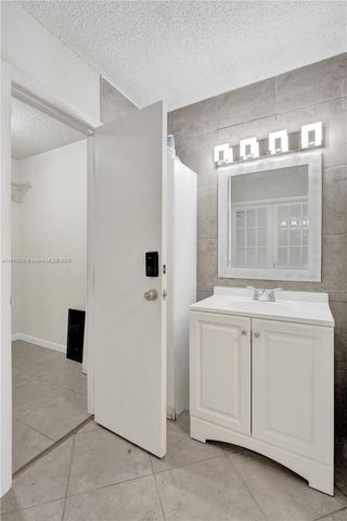 4220 NW 21st St 206, Lauderhill, FL 33313