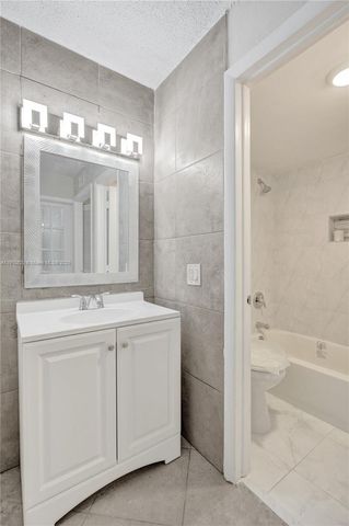 4220 NW 21st St 206, Lauderhill, FL 33313