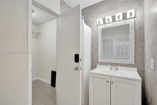 4220 NW 21st St 206, Lauderhill, FL 33313