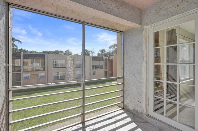 4220 NW 21st St 206, Lauderhill, FL 33313