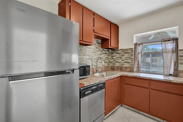 4220 NW 21st St 206, Lauderhill, FL 33313