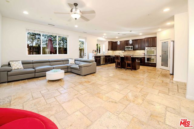 9849 Dreams Lane, San Fernando, CA 91345