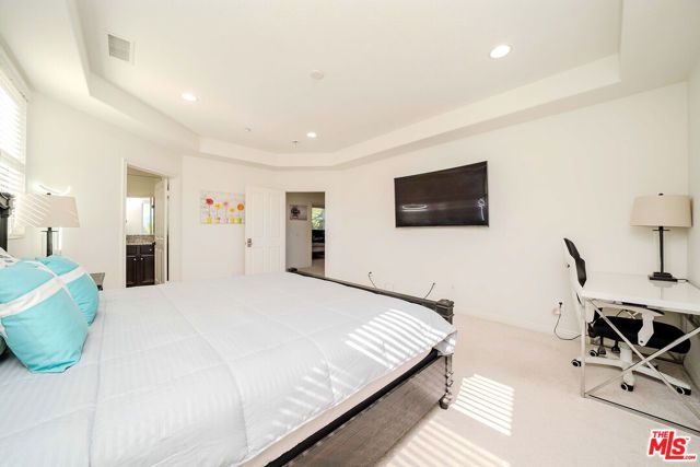 9849 Dreams Lane, San Fernando, CA 91345