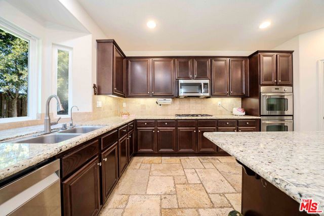 9849 Dreams Lane, San Fernando, CA 91345