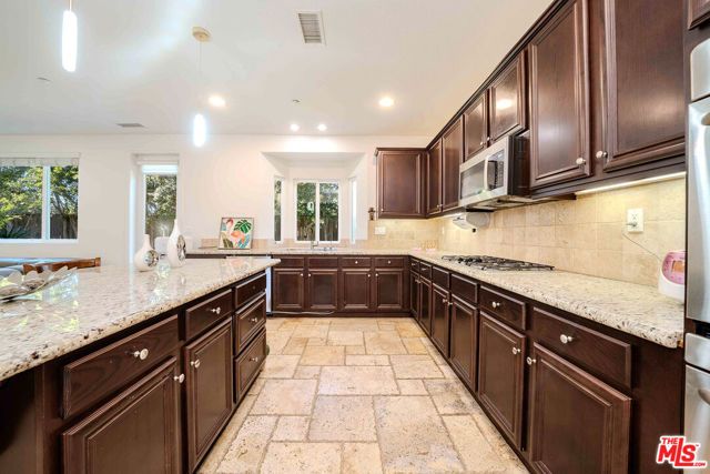 9849 Dreams Lane, San Fernando, CA 91345