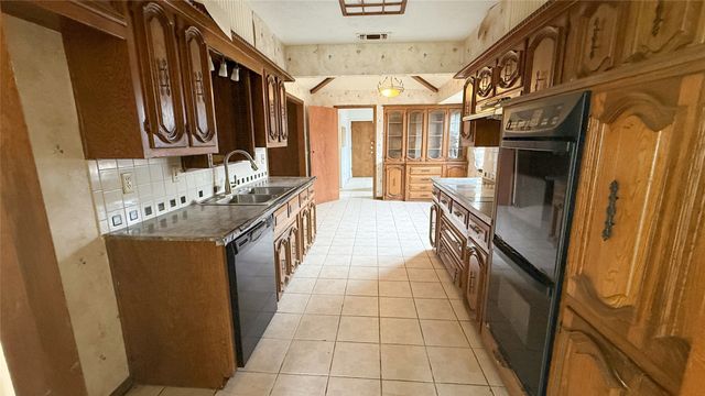1004 Rosewood Drive, Desoto, TX 75115