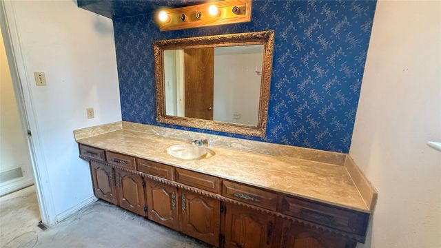 1004 Rosewood Drive, Desoto, TX 75115