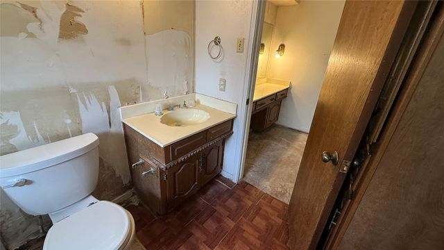 1004 Rosewood Drive, Desoto, TX 75115