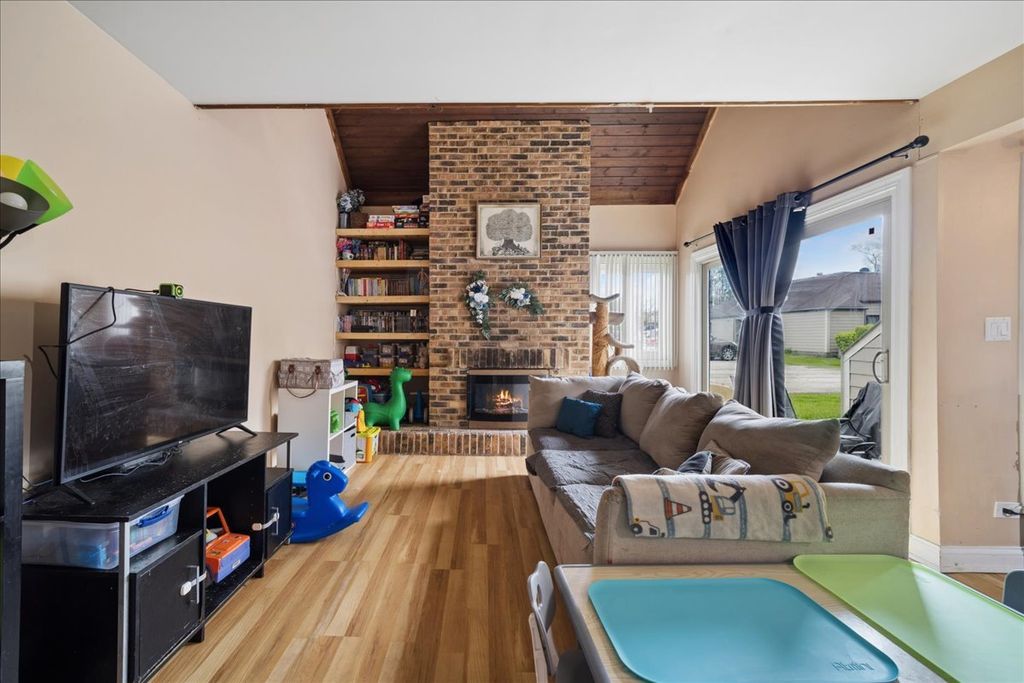 Image 3 of property listing at 3309 Beacon Street 62, North Chicago, IL 60064