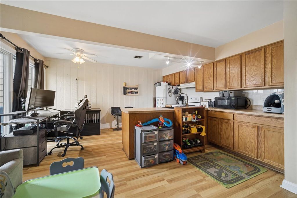Image 4 of property listing at 3309 Beacon Street 62, North Chicago, IL 60064