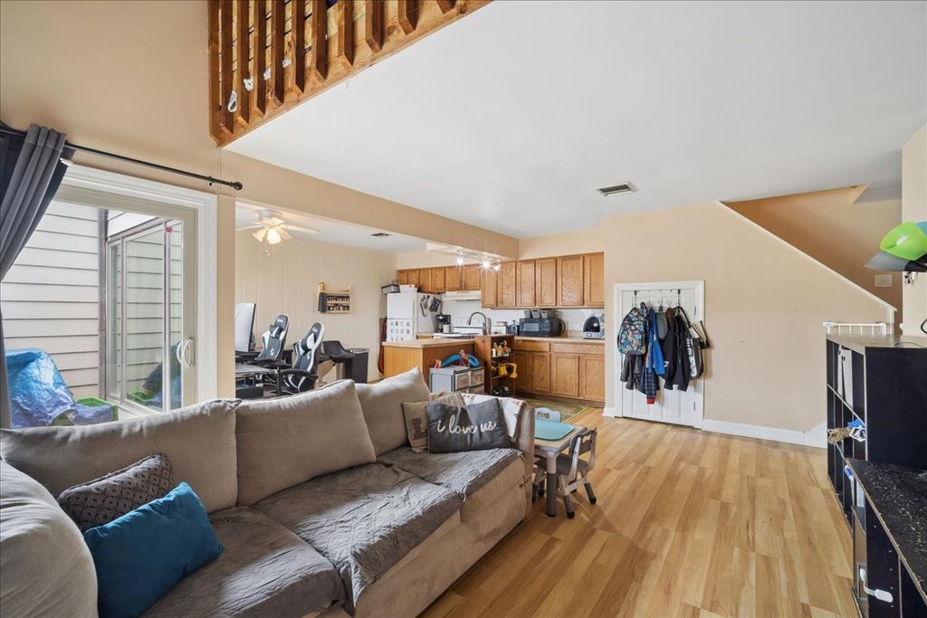 Image 5 of property listing at 3309 Beacon Street 62, North Chicago, IL 60064
