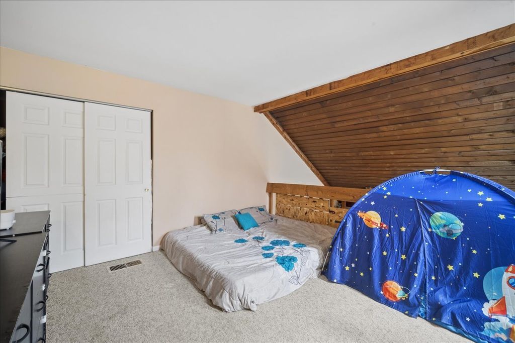 Image 6 of property listing at 3309 Beacon Street 62, North Chicago, IL 60064