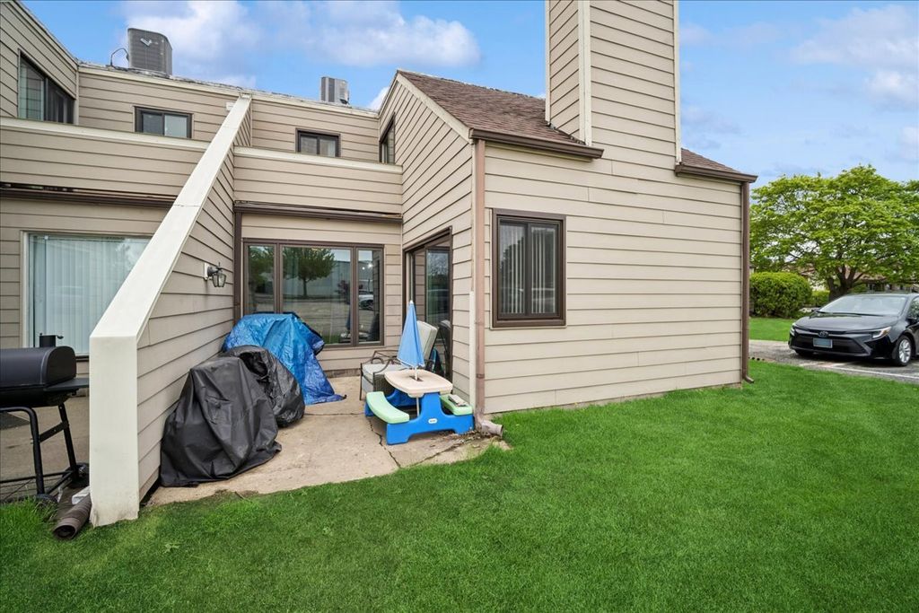Image 10 of property listing at 3309 Beacon Street 62, North Chicago, IL 60064