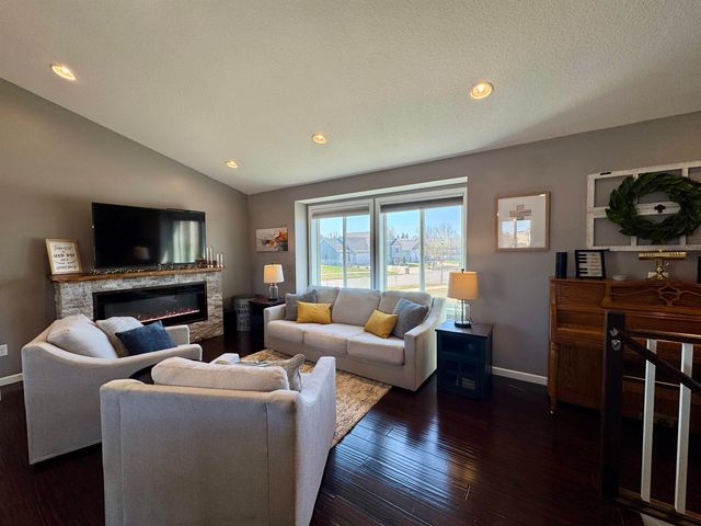 2700 Heritage Ct, Minot, ND 58703