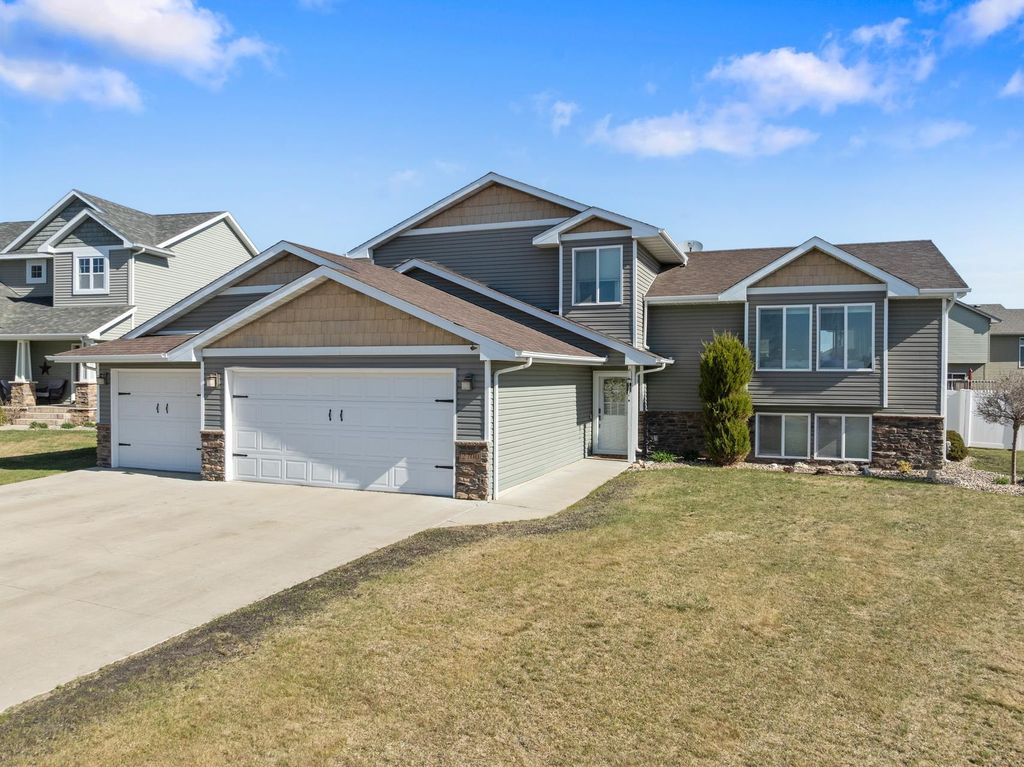 2700 Heritage Ct, Minot, ND 58703