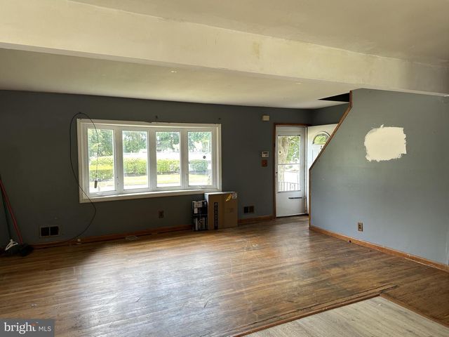21 LOOMIS AVE, Hamilton, NJ 08610